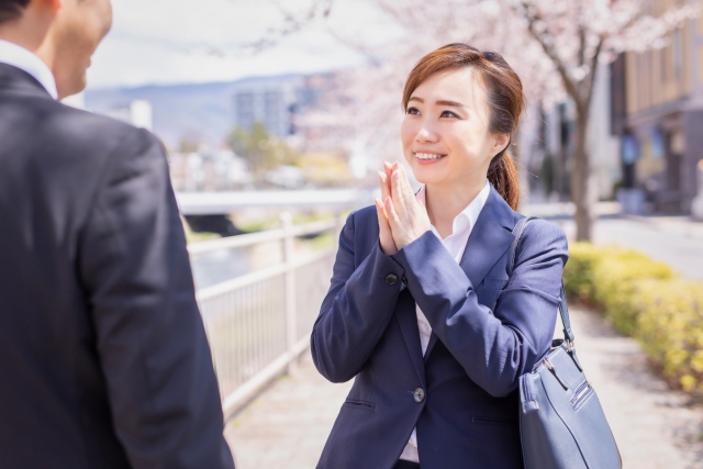 素直に謝る女性 かわいい